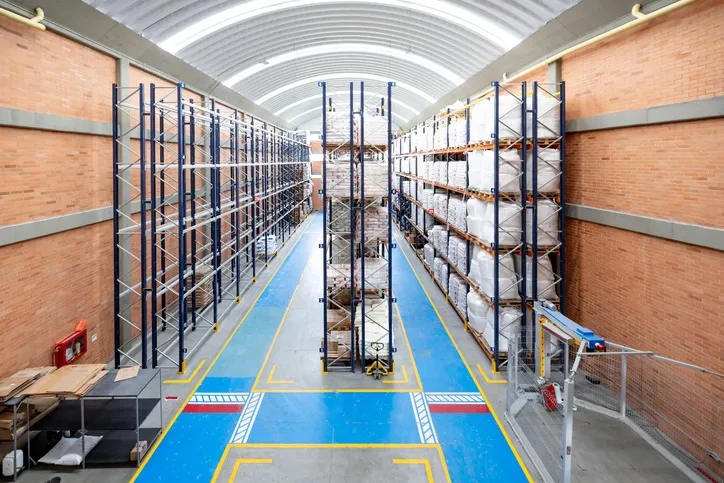 Pasillo de circulación en bodega