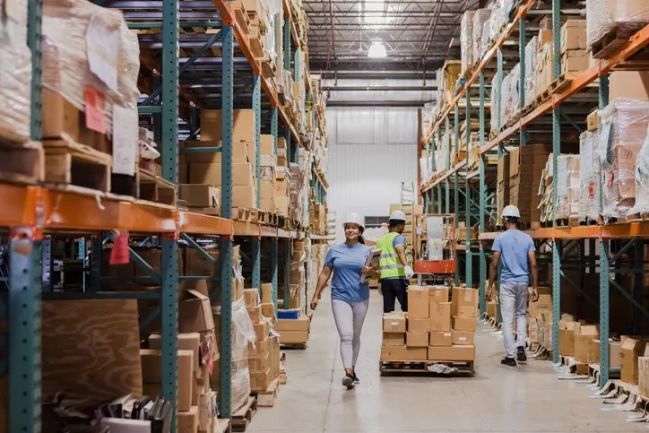 Trabajadores en una bodega